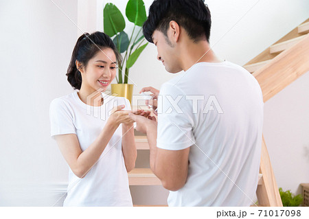 女性 女の人 女 71017098