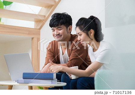 カップル 夫婦 二人 71017136