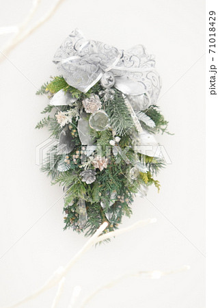 大きめリボンのシンプルクリスマススワッグ 71018429