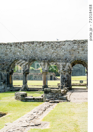 スコットランド郊外のセントアンドリュース大聖堂のの風化した石壁 スコットランド郊外のセントアンドリュース大聖堂のの風化した石壁 71018488