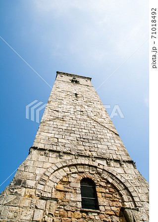 スコットランド郊外のセントアンドリュース大聖堂の風化した石造りの塔 スコットランド郊外のセントアンドリュース大聖堂の風化した石造りの塔 71018492