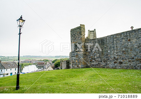 スコットランド郊外のセントアンドリュース大聖堂の風化した石壁 スコットランド郊外のセントアンドリュース大聖堂の風化した石壁 71018889