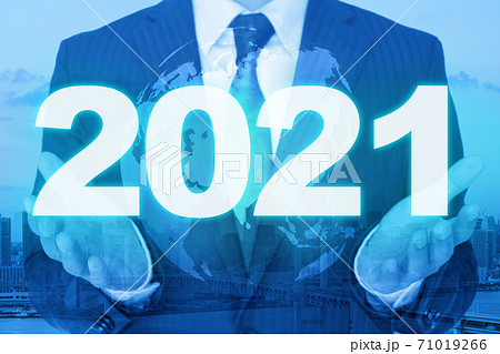 2021年の世界、地球とビジネスマン world globe  businessman 2021 71019266