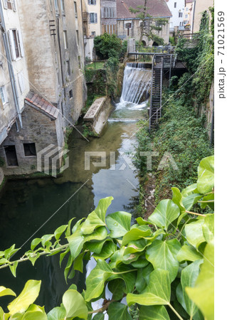 Cuissance River in the historical village of Arbois, Jura, France 71021569