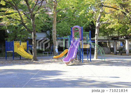公園の遊具 すべり台 公園の遊具 すべり台 71021834