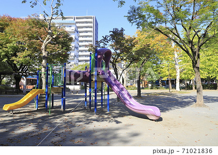 公園の遊具 すべり台 公園の遊具 すべり台 71021836