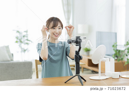 ビデオを撮影する女性 YouTuber ビデオを撮影する女性 YouTuber 71023672