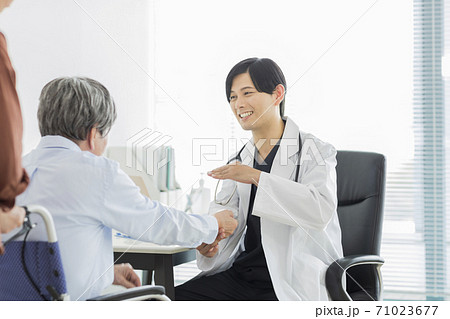 診察をする医師 診察をする医師 71023677