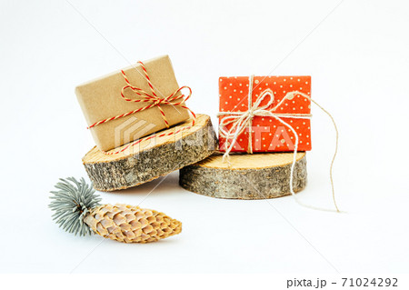 Craft gifts on the wooden round shapes. 71024292