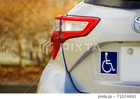 車イスマークを付けた車 71024691