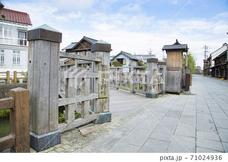 千葉県香取市　佐原の古い町並み　樋橋 71024936