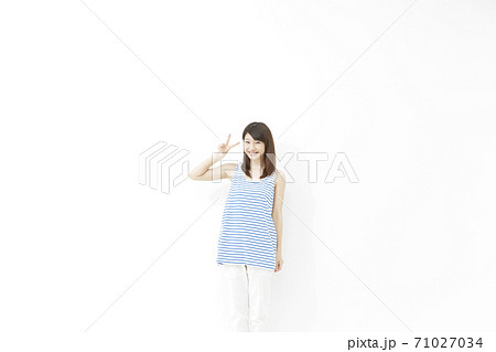 ピースする女性 ピースする女性 71027034