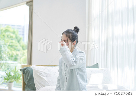 寝起きの女性 寝起きの女性 71027035