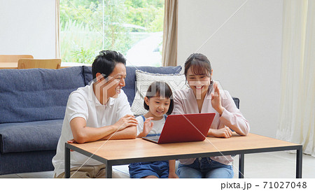 パソコンでテレビ電話する家族 71027048