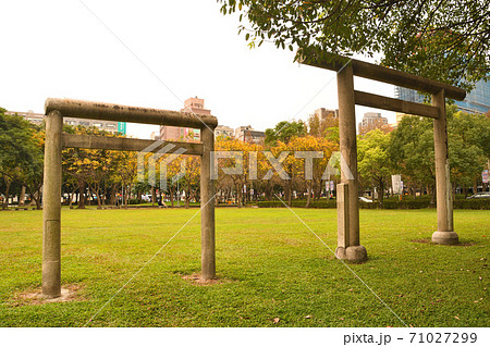 台北の森林公園に建つ鳥居 71027299