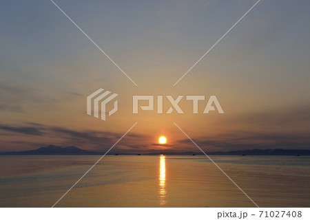 国後島と漁船(北海道・知床)	 国後島と漁船(北海道・知床)	 71027408