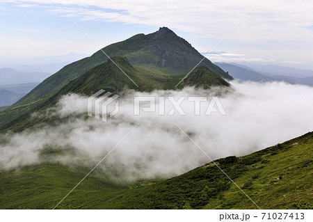 サシルイ岳から見た羅臼岳(北海道・知床) サシルイ岳から見た羅臼岳(北海道・知床) 71027413