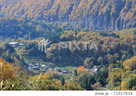 秋山郷の秋　東秋山林道から結東集落を望む 71027638