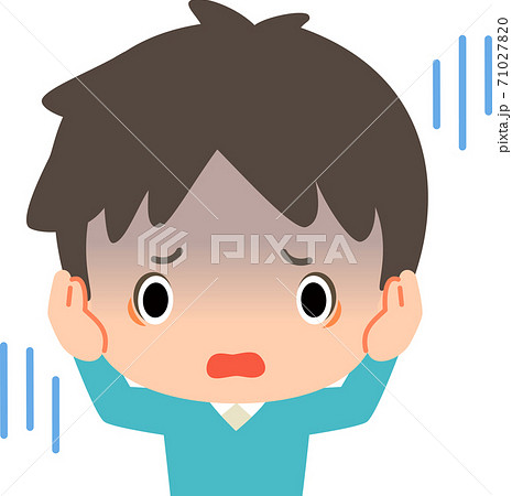 耳を塞いで青ざめる若い男性 71027820