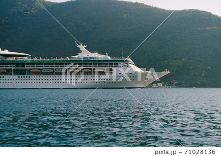 Cruise liner against the backdrop of the mountain 71028136