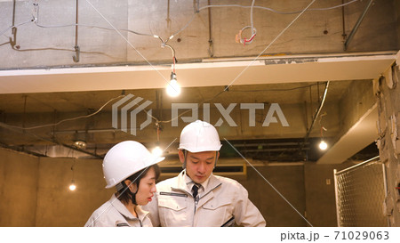 建設現場で進捗をチェックするビジネスウーマン 建設現場で進捗をチェックするビジネスウーマン 71029063