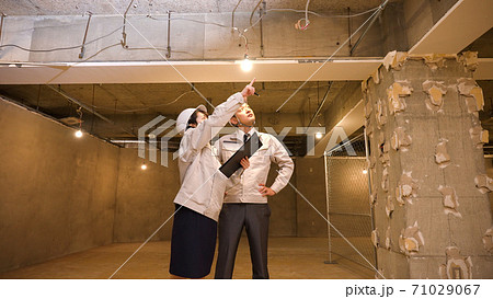 建設現場で進捗をチェックするビジネスウーマン 71029067