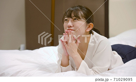 ホテルのベッドの上ではしゃいでいる女性 ホテルのベッドの上ではしゃいでいる女性 71029095