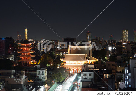 浅草寺の本殿と五重塔 71029204