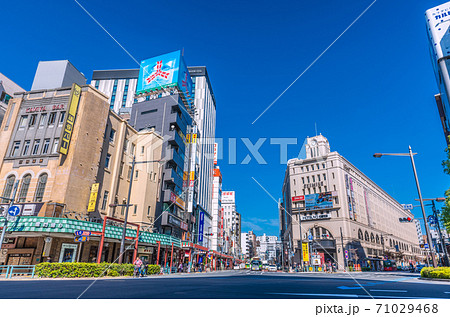 日本の東京都市景観 自転車の危険運転・もしもしどこを走っているのですか？＝浅草駅前、吾妻橋の交差点 71029468