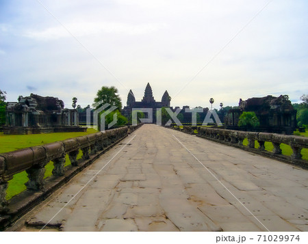 アンコールワットの石橋 71029974
