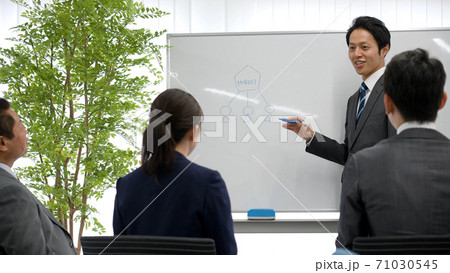 ミーティングをするビジネスマン ミーティングをするビジネスマン 71030545