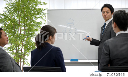 ミーティングをするビジネスマン ミーティングをするビジネスマン 71030546