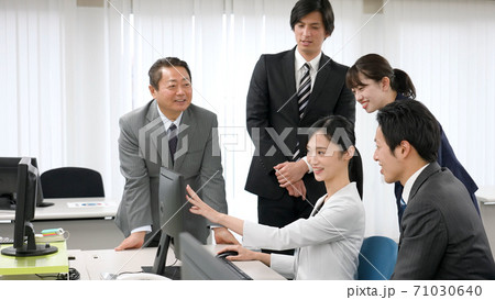 パソコンを見て話し合うビジネスマン 71030640