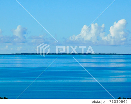 縞なすエメラルドブルーの海の向こうに竹富島 71030642