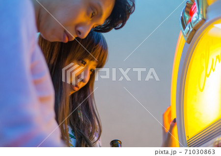 ジュークボックスを操作する日本人カップル 71030863