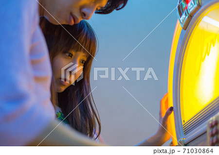 ジュークボックスを操作する日本人カップル 71030864