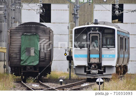 車両工場に留置中のキハE130系500番台 車両工場に留置中のキハE130系500番台 71031093