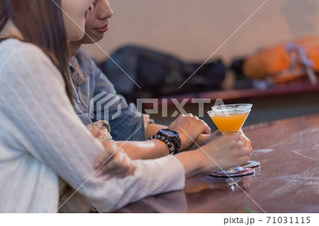 バーカウンターでお酒を飲むカップル バーカウンターでお酒を飲むカップル 71031115