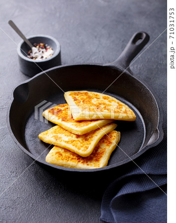 Traditional Scottish tattie potato scones in cast iron pan. Dark background. Traditional Scottish tattie potato scones in cast iron pan. Dark background. 71031753