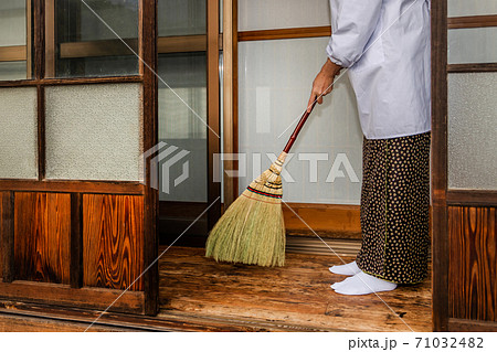 掃除風景　 traditional Japanese house cleaning 71032482