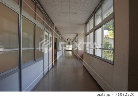 校舎の廊下 71032520