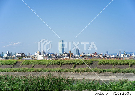 堺市北花田付近の大和川堤防からあべのハルカス方向の都市風景 堺市北花田付近の大和川堤防からあべのハルカス方向の都市風景 71032606