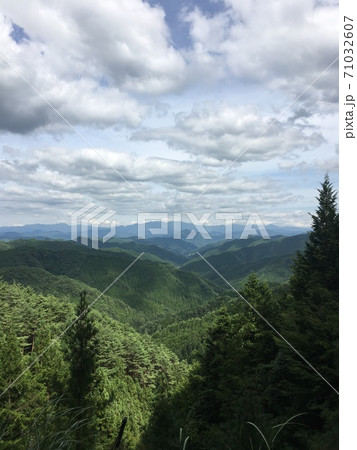 連なる山々と空 71032607