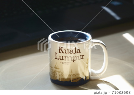 マグカップに入ったモーニングコーヒー マグカップに入ったモーニングコーヒー 71032608