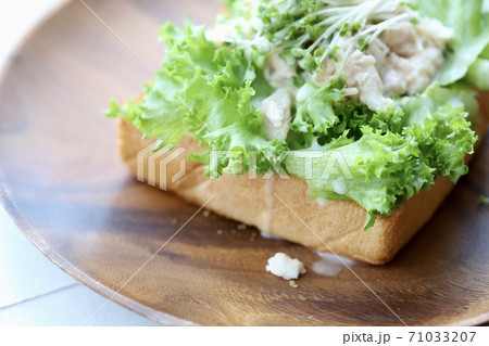 レタスとスプラウトと鶏肉のトーストアレンジ レタスとスプラウトと鶏肉のトーストアレンジ 71033207