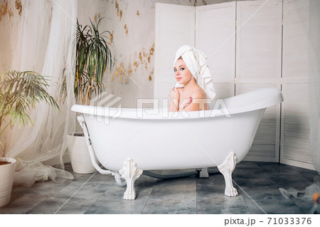 Blonde woman relaxing in bath 71033376