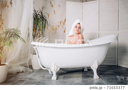 Blonde woman relaxing in bath 71033377