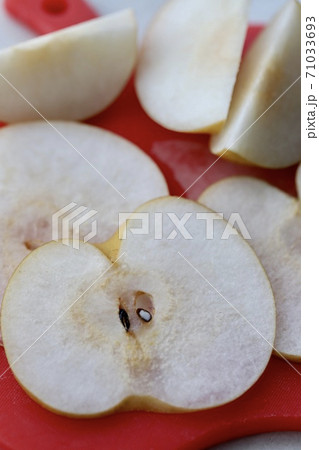 薄くスライスした南水梨 71033693