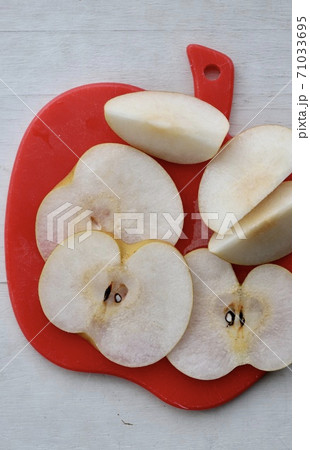 薄くスライスした南水梨 71033695