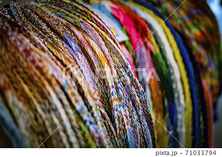 重なる折り鶴 71033794